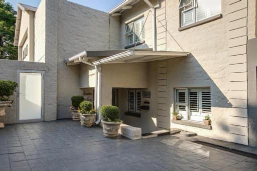 37 Alexandra Avenue, Self Catering Executive Apartment No Load Shedding And Water Outages 요하네스버그 외부 사진